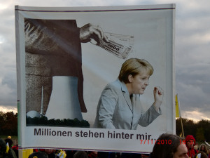 Plakat von Demonstranten mit Kritik an Merkel.