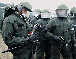 Polizei mit Pfefferspray.